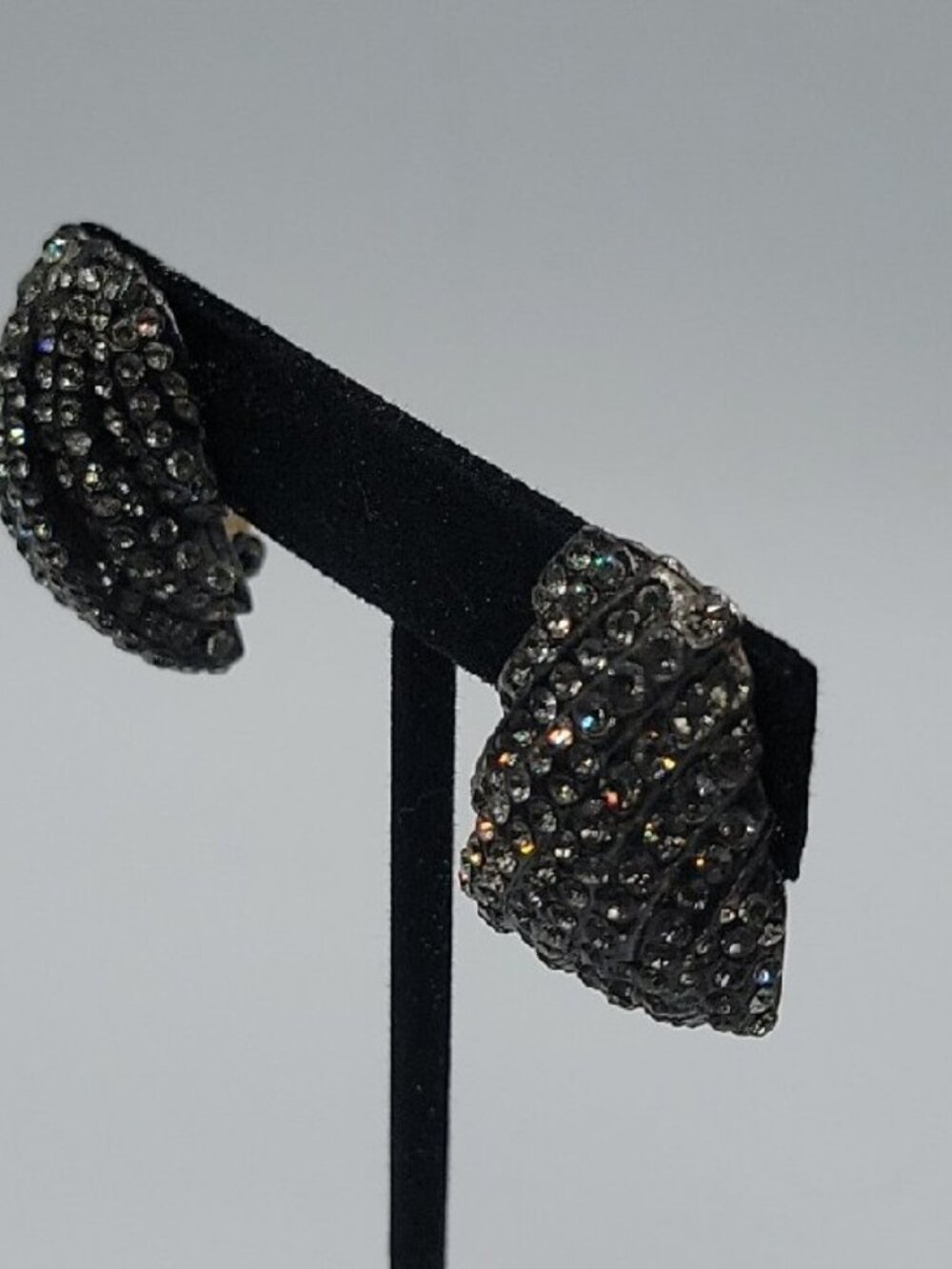VTG  JARIN Made USA Black Rhinestone Clip On Earrings Statement Pave Fan Ribbon
